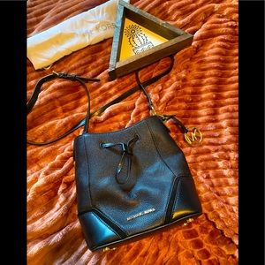 MICHAEL KORS BUCKET BAG